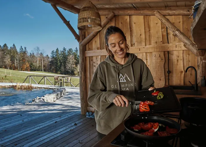 Glamping Zarja, Vipava Valley Oda ve Kahvaltı Zoll